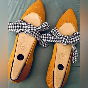 ROTHY'S BRAND NEW MUSTARD POINTS SIZE 9. Unworn, no box.